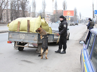 В Винницкой области транспорт на блокпостах досматривают при помощи служебных собак. Фоторепортаж