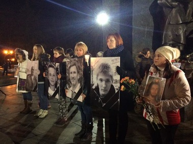 В Харькове проходит митинг-реквием в память о погибших в результате теракта. Фоторепортаж