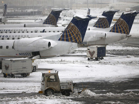 ﻿Безпілотники порушили роботу великого американського аеропорту