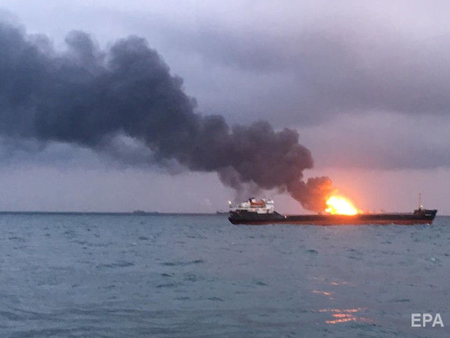Загоревшееся около Керченского пролива судно не пустили в российский порт из-за санкций США – Reuters