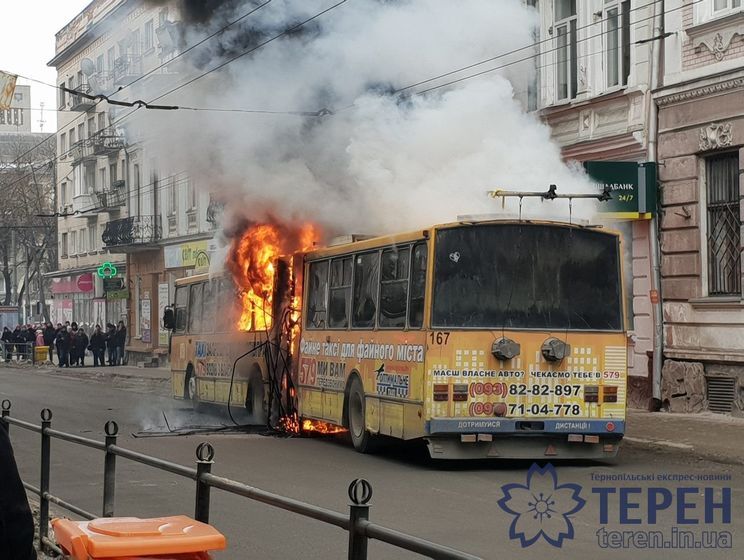 ﻿У центрі Тернополя загорівся тролейбус