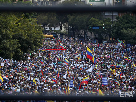 ﻿У Венесуелі десятки тисяч людей протестують проти Мадуро. Фоторепортаж