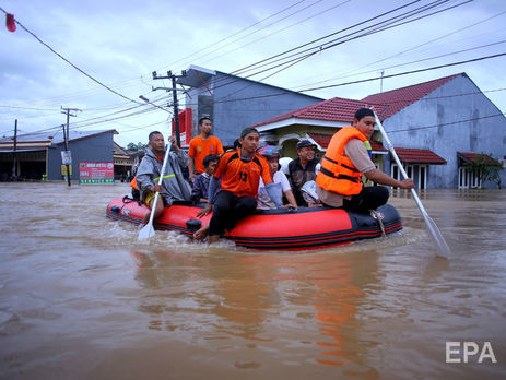 В результате наводнения в Индонезии погибли 26 человек