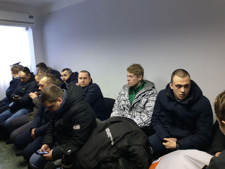 До Оболонського суду прийшла група невідомих, які на запитання про себе відповідають: "Громадяни України"