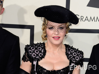Мадонна упала с лестницы, выступая на церемонии Brit Awards