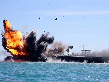 Иранские военные провели учения, расстреляв копию американского авианосца Нимиц