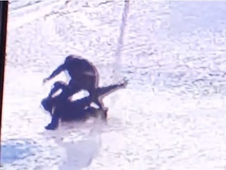 В Киеве сотни преподавателей вышли на митинг в поддержку учителя, избитого родителем школьника