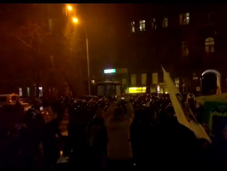 Под зданием НБУ в Киеве произошло столкновение между активистами "кредитного Майдана" и милицией. Видео