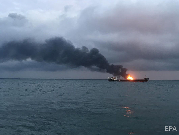 Горящие в Черном море танкеры дрейфуют в сторону оккупированного Крыма