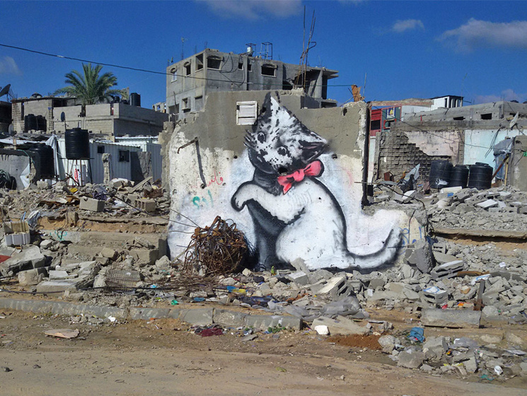 Бэнкси оставил три граффити на стенах разрушенных домов сектора Газа. Фоторепортаж