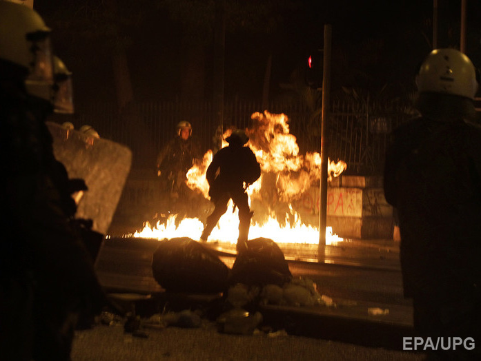 В Афинах демонстранты забросали полицейских "коктейлями Молотова", протестуя против правительства