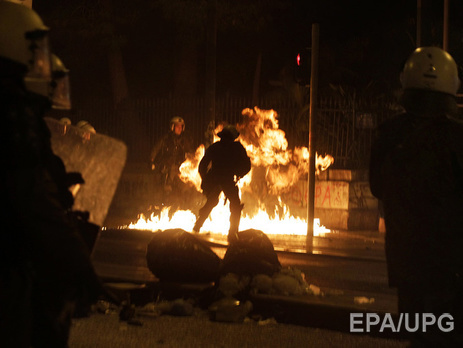 В Афинах демонстранты забросали полицейских 