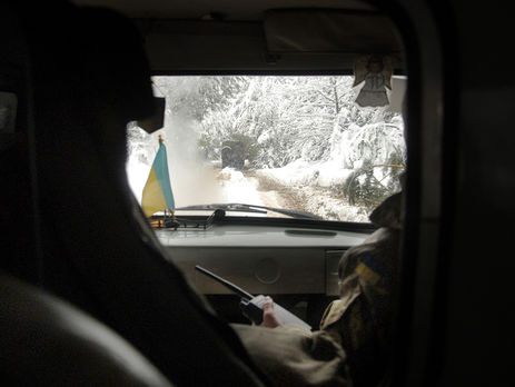 В Луганской области при обстреле автомобиля погиб украинский военный, еще четверо ранены – Минобороны
