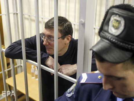 Луценко: С Юлей сидели в соседних боксах. Я к тому времени в тюрьме полгода пробыл. Я научил ее, как передавать малявы при поцелуях