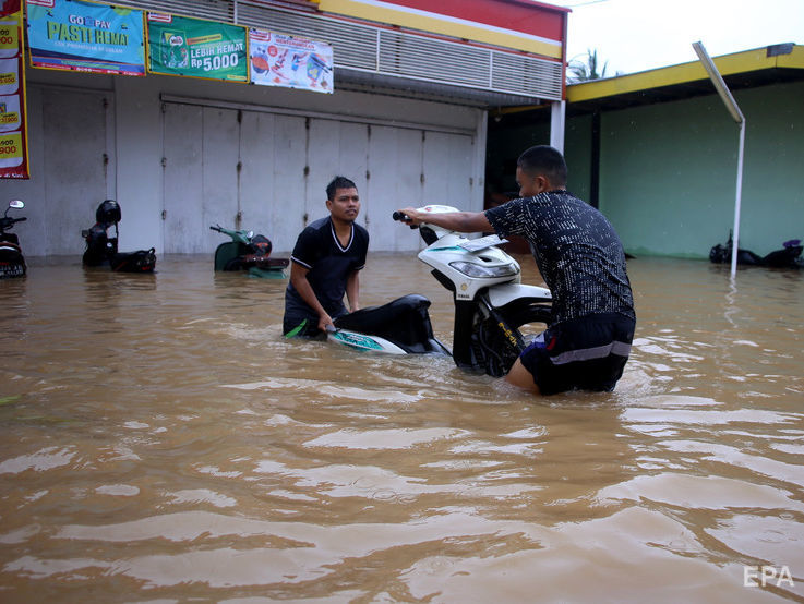 Число жертв наводнения и оползней в Индонезии достигло 59
