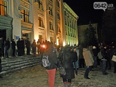 Луганские активисты не рискнули захватывать ОГА. Фоторепортаж