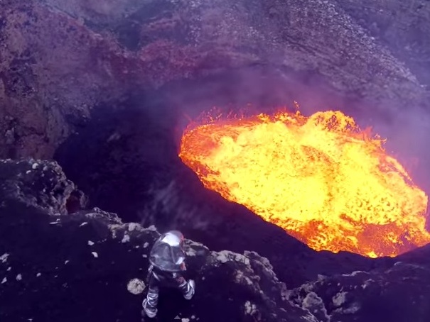 National Geographic: Ученые исследовали действующий вулкан с помощью дронов. Видео