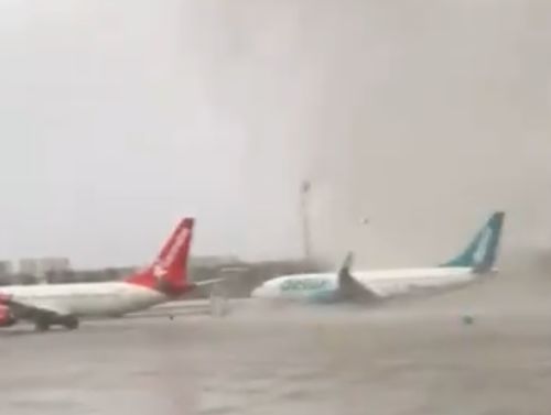 На турецкий курорт Анталью обрушилась серия торнадо. Есть пострадавшие