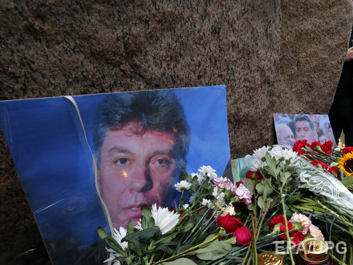 СМИ: В Петербурге на траурном марше памяти Немцова полиция задержала организатора за украинские флаги