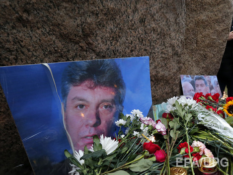 СМИ: В Петербурге на траурном марше памяти Немцова полиция задержала организатора за украинские флаги