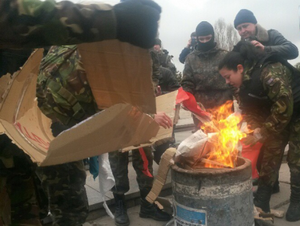 СМИ: В Мариуполе активисты сожгли символический гроб с Путиным