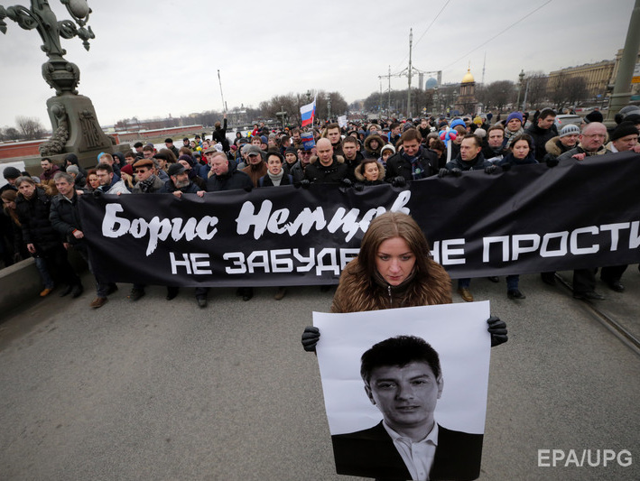"Немцов &ndash; это любовь! Путин &ndash; это война!" Самые яркие лозунги траурного шествия в Москве