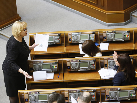 Рада с пятой попытки сократила на 15% выплаты работающим пенсионерам