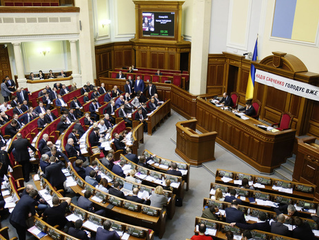 Рада увеличила ежемесячную помощь малообеспеченным семьям с детьми на 250 и 500 гривен