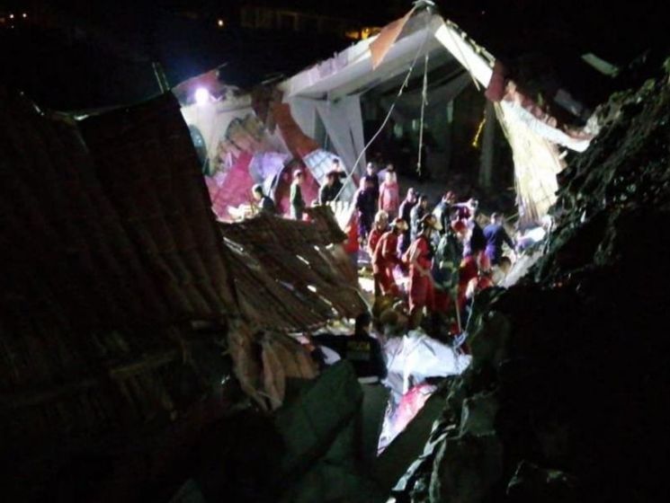 В Перу во время свадебной церемонии обрушилась стена отеля, по меньшей мере 13 человек погибли, еще 30 пострадали