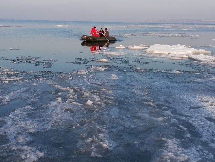В Одесской области спасатели сняли с дрейфующей льдины четырех детей