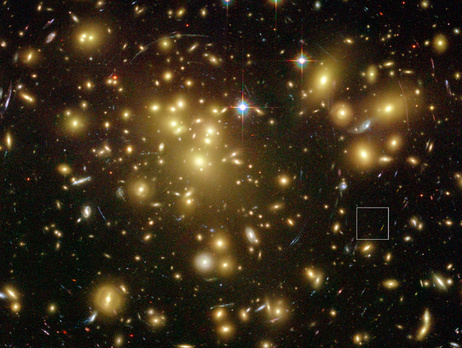 В молодой Вселенной нашли очень старую и яркую галактику