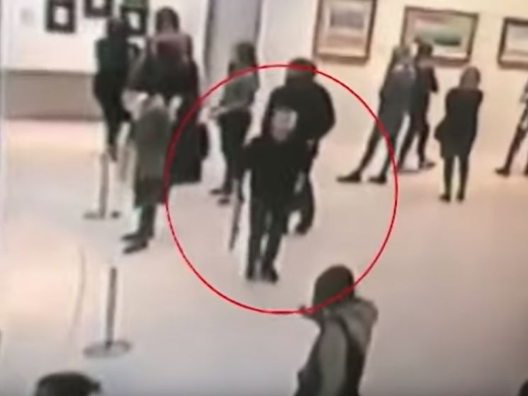 Опубликованы кадры похищения картины Куинджди из Третьяковской галереи. Видео