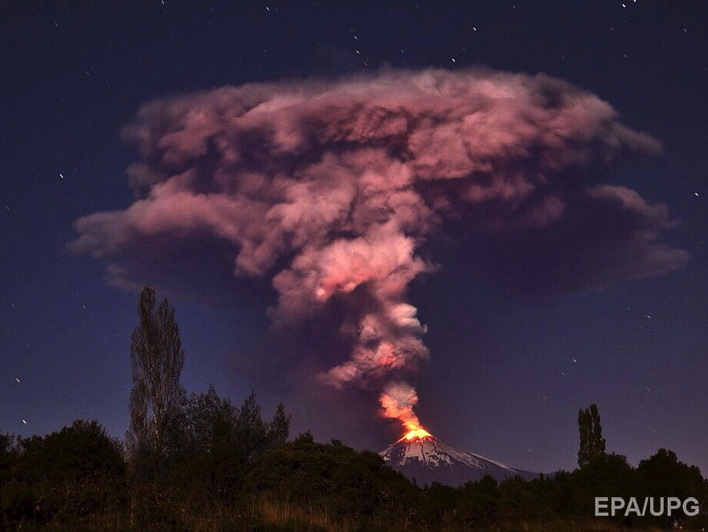 В Чили вулкан изверг огненный столб из пепла и лавы до тысячи метров высотой. Видео