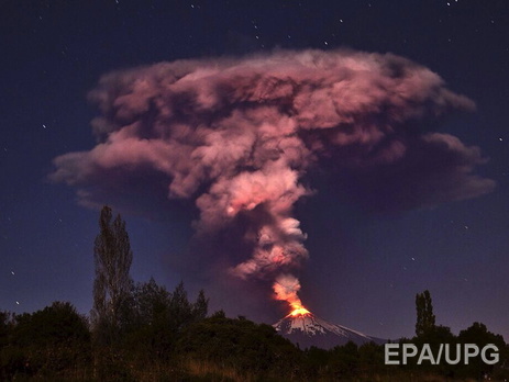 В Чили вулкан изверг огненный столб из пепла и лавы до тысячи метров высотой. Видео