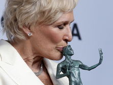 Клоуз, Малек, Нионго, Сандра О, Дуглас, Зета-Джонс появились на церемонии премии Гильдии киноактеров США. Фоторепортаж