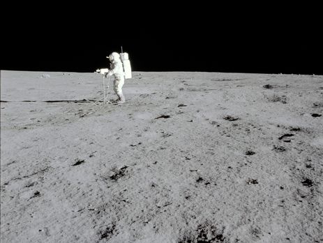 На Місяці виявили камінь із Землі