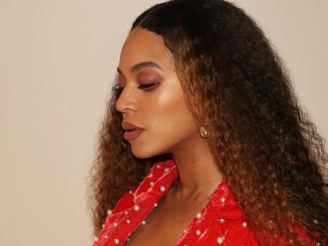 Бейонсе засвітила груди в декольте