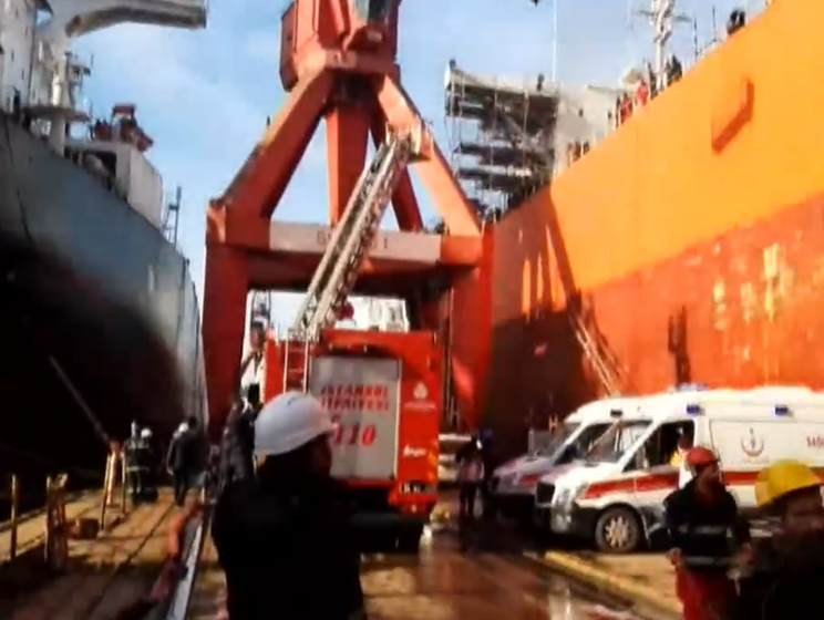 На верфи возле Стамбула горит танкер, есть погибшие