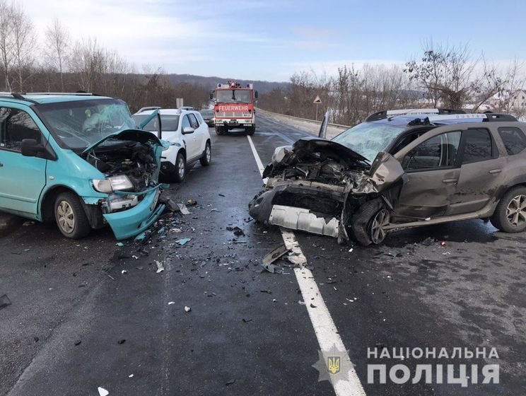 В Закарпатской области столкнулось пять авто, пострадало семь человек