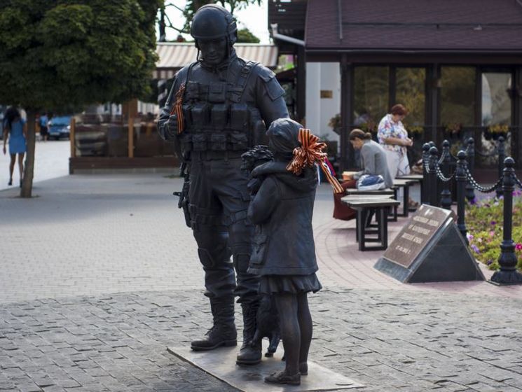 Москалькова повідомила, що пам'ятник "зеленим чоловічкам" у Сімферополі облив фарбою громадянин України