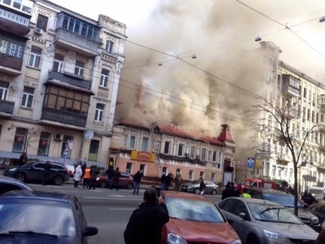 По факту пожара в центре Киева и гибели спасателей открыты уголовные производства