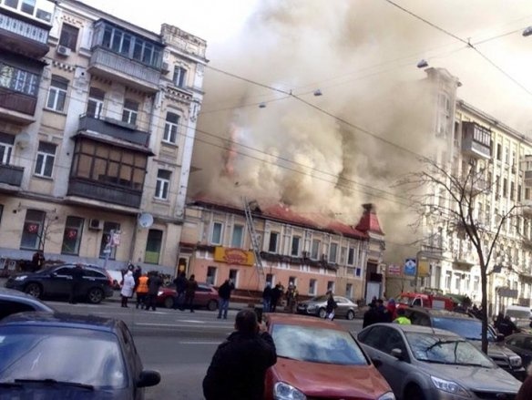 В центре Киева горит ресторан "Катюша". Видео
