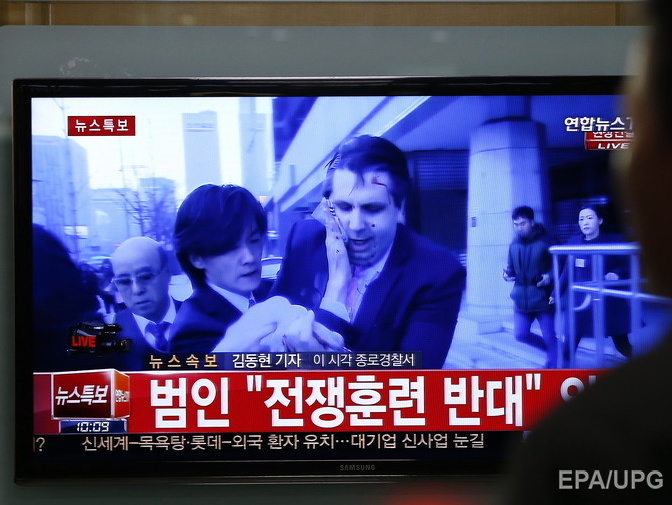 В Южной Корее посла США ранили лезвием. Фоторепортаж