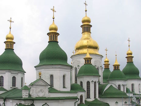 В Киеве из окна Софийского собора выпал мужчина