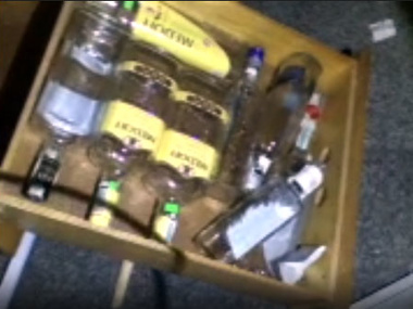 В Украинском доме обнаружили пустые бутылки из-под алкоголя и поврежденную музейную коллекцию