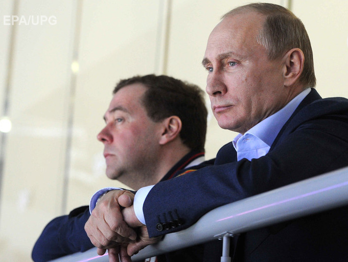 С 1 марта Путин урезал себе и Медведеву зарплату на 10%