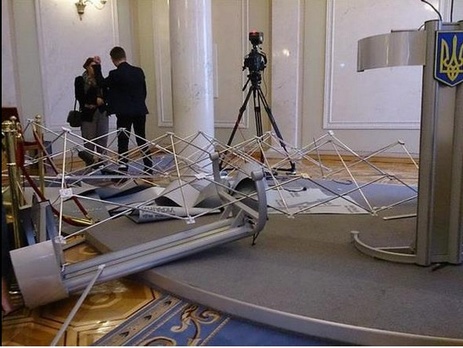 Нардеп Червакова: Ремонт разбитого во время драки Ляшко и Мельничука оборудования обойдется в 40 тыс. грн