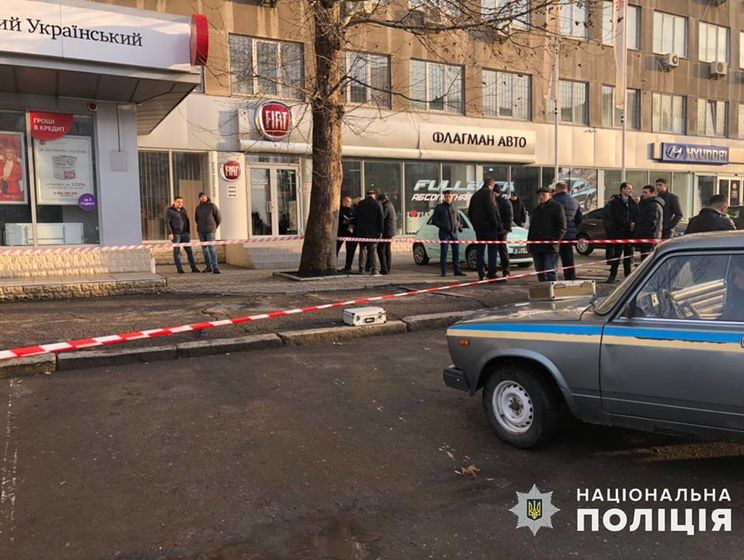 В Николаеве возле здания суда расстреляли семейную пару