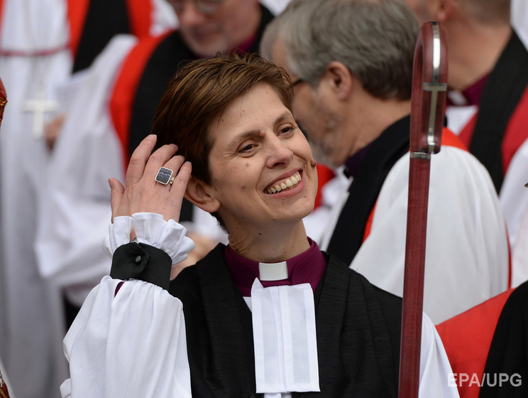 В Англии первая женщина-епископ начала служение