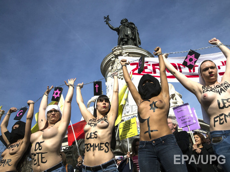 Femen разделись на акции в защиту прав женщин в Париже. Фоторепортаж